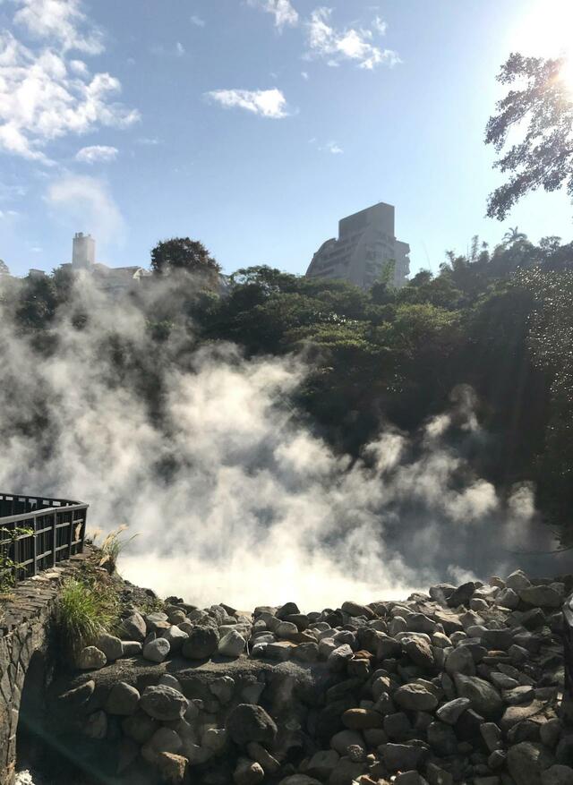 【台湾食べ歩きの旅③北投温泉編】北投温泉の坂をさらに登ったところにある地熱谷。午前9時から営業なのでランニング中は入ることができなかったが、土日は遠方から観光客が来る