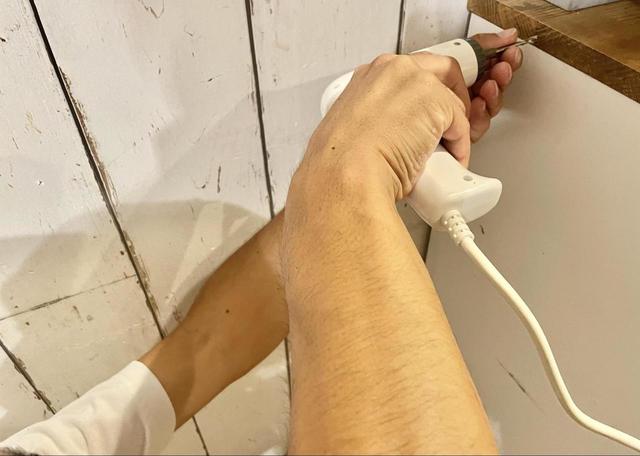 【IKEA KVISSLE クヴィッスレ】取り付けは家族に手伝ってもらいました