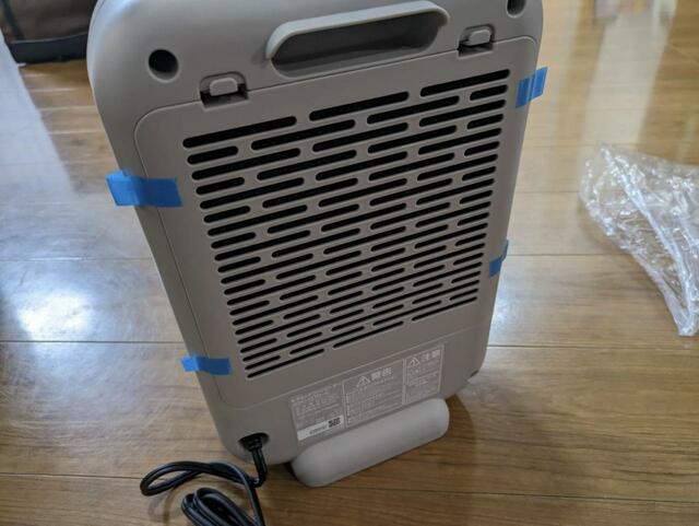 【アイリスオーヤマ 人感センサー付きセラミックファンヒーターJCH-127D-C人感センサー付きセラミックファンヒーターJCH-127D-C】背面にはフィルターが取り付けられています