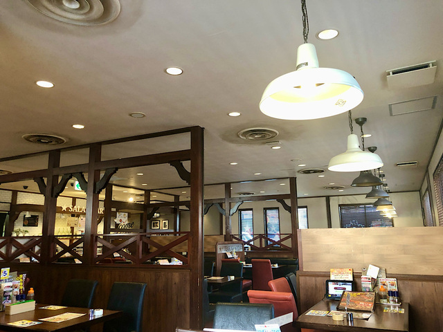 【ステーキガスト】店内は広々としており清潔で落ち着いた雰囲気