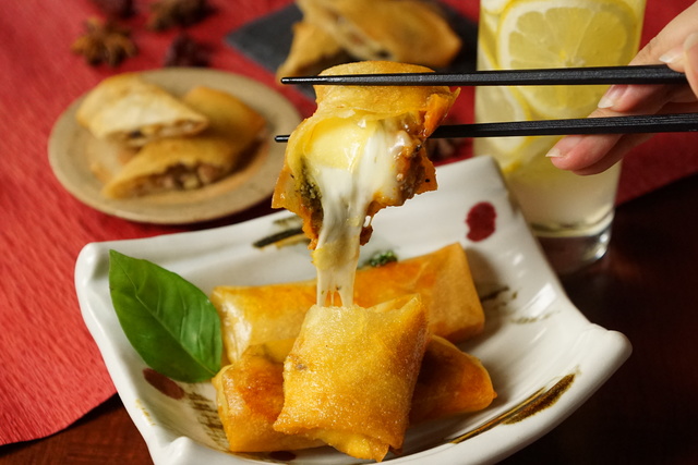 トマトとチー ズのマルゲ春巻き