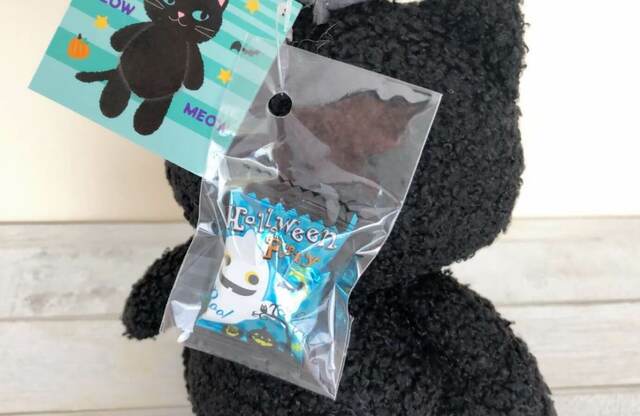 【カルディオリジナル　ハロウィンネコぬいぐるみ】こんな感じでキャンディが付いています
