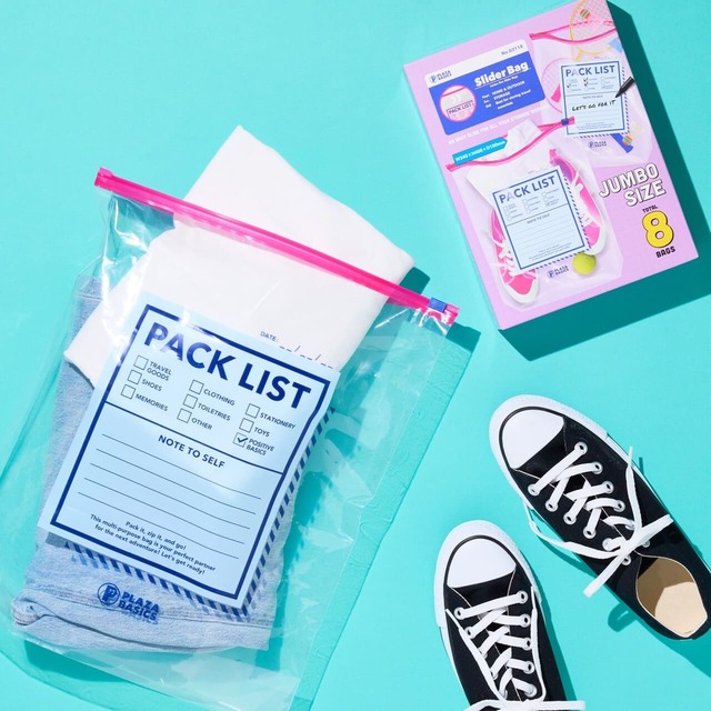 【PLAZA×ハワイアン航空】「PLAZA BASICS スライダーバッグ JUMBO」660円(その他はスタイリング用の私物です)