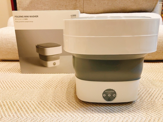 【3COINS　折りたたみミニ洗濯機】使用時のサイズは約高さ25×幅27×奥行27cm。バケツのようなフォルムです