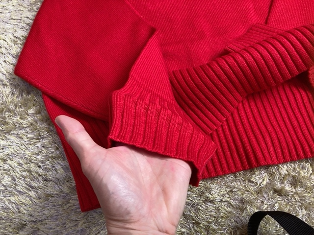 【ロペピクニック　ハイネックラグランニットプルオーバー】やや黄みのある鮮やかなレッド。肌色タイプがイエベの人に合いそうです