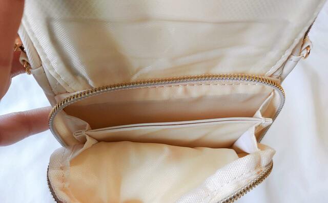 【クレイサス】中央部分にも収納ポケット部分あり【CLATHAS（クレイサス）のスマホポーチ アイボリー】宝島社：発売日5月31日、価格：3,168円（税込）スマホショルダーとミニ財布の機能を合わせた使いやすいデザイン