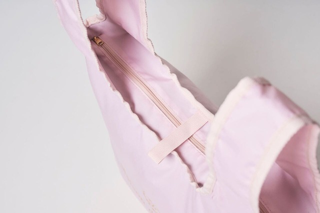 【メゾン ド フルール ショッピングバッグ（ピンク）】チャック付きなので中身が見えなくて安心