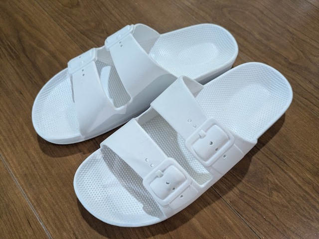 【ワークマン PVCタウンサンダル】カラーはホワイト、ブラック、コハクの3展開。「コハク」はべっ甲のような雰囲気です