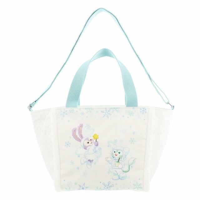 トートバッグ 4,500円｜東京ディズニーリゾート「ダッフィー＆フレンズのホワイト・ウィンタータイム・ワンダーズ」スペシャルグッズ｜販売店舗：東京ディズニーシー「マクダックス・デパートメントストア」｜発売日：2023年11月1日（水）