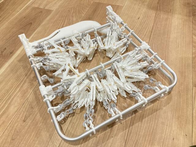 【カインズ 楽カケ アルミ大型洗濯ハンガー 48ピンチ】半分に折り畳むことができ、40×37×23cmのサイズになります