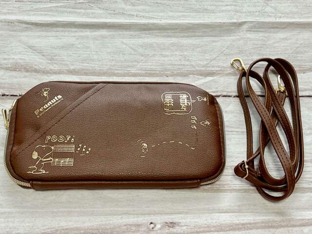 これから迎える秋にぴったりなブラウンカラー♪【SNOOPY（スヌーピー）タテでもヨコでも持てる！スマホショルダーBOOK BROWN】