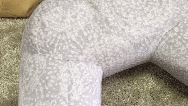 【ニトリ レストクッション(Nウォーム カリーヌGY)】Nウォーム生地で腰をあたたかく守ってくれます