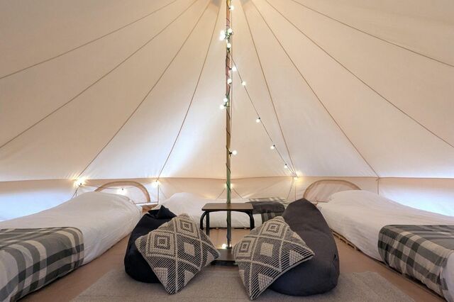 【クスクスグランピング真鶴】宿泊したテントには、ダブルベッド×1、シングルベッド×2が