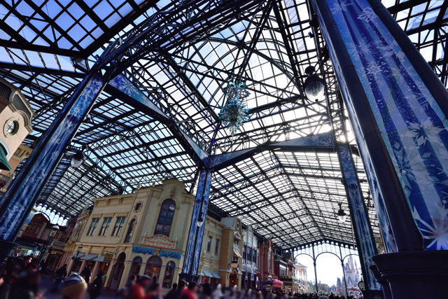 昼間は明るすぎて少し見にくいかもしれません ©Disney