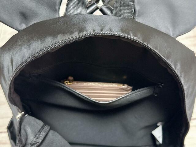 内側のファスナーポケットの深さは浅めなので、取り出しやすいのも◎。貴重品を入れるのにおすすめです