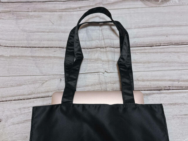 13インチのMacBook Airがラクラク収納できる大きさ