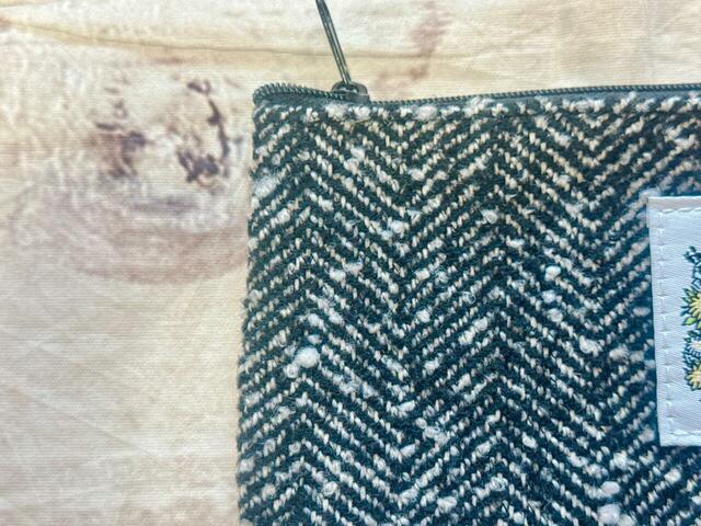 ブラックとホワイトのモノトーンのツイード調生地が冬らしくシック