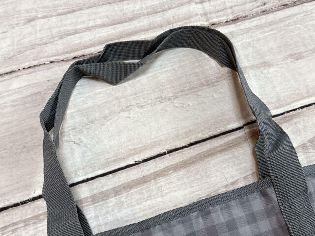 持ち手は長めなので肩がけができるのがうれしい！