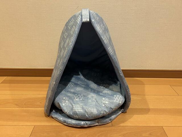 【ニトリ ペットベッド】ひんやり感のある三角形のテント型ペットベッドです