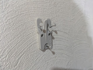 【無印良品 壁に付けられる家具フック】付属の専用フックを付属のピンで5か所留め、本体をはめ込むだけ。壁紙に凹凸がありますが問題なく取り付けられました！