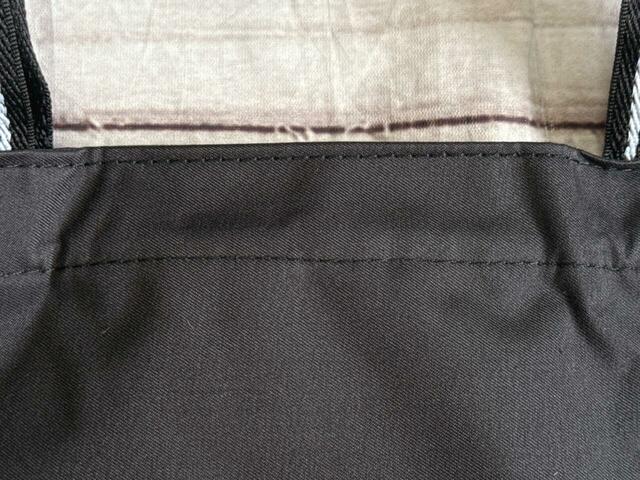 素材はポリエステル。マットな質感の生地