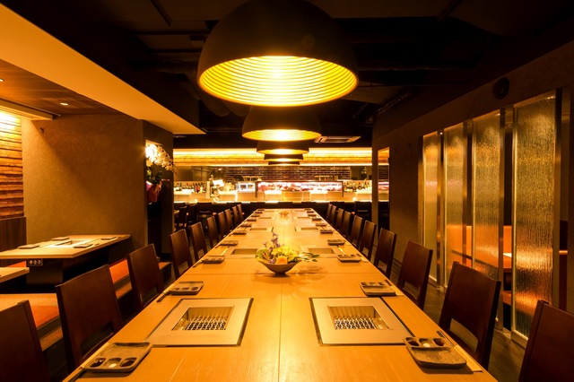 存在感のある中央のテーブル席は宴会に最適です。