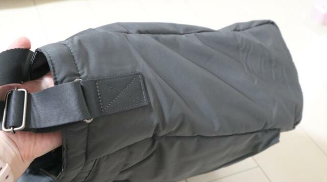 【ユニクロC 2WAYユーティリティバッグ】ショルダーストラップは両サイドに縫い付けられています