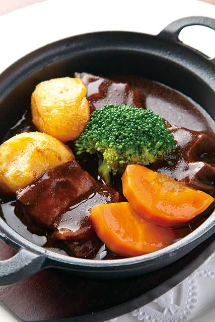 上野 精養軒 Caferant Le Landaulet（上野）　昔ながらのビーフシチュー 2100円　基本のデミグラスソースに、隠し味として赤すぐりのゼリーと赤ワインを使っている。