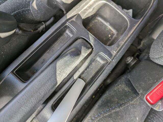 【アイリスオーヤマ ハンディクリーナーマルチツールセット】コイン式掃除機よりパワーには劣るものの、細かなすき間にもノズルがフィットします