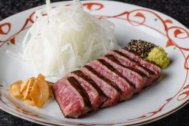 「赤身肉の鉄板ステーキ」＜期間：2025年7月16日〜8月31日＞【銀座のステーキの肉活フェア！ステーキの王様「A5黒毛和牛サーロインステーキ」食べ放題コースが登場！】