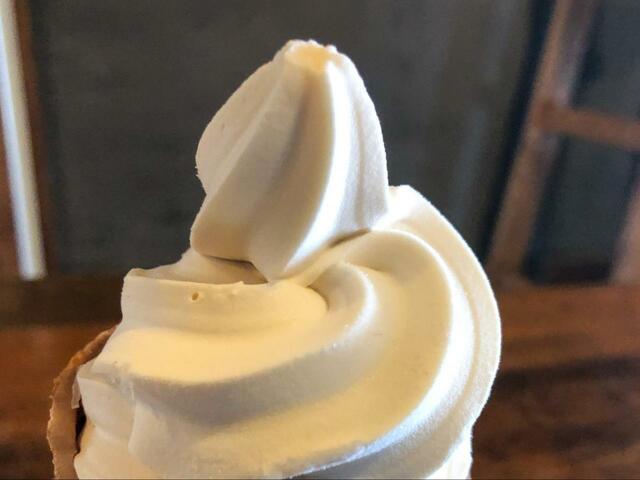 【ローソン イタリアンマロンワッフルコーン】アイス部分はスプーンですくえる程よい硬さ