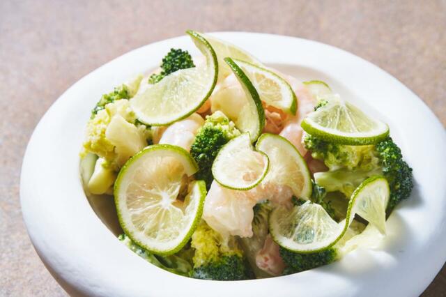 「プリプリ海老とブロッコリー ライムマヨネーズ和え」＜期間：2026年3月10日〜7月6日＞【【沖縄】進化した“至福の海老づくしビュッフェ”！「ヒルトン沖縄北谷リゾート」の大人気ビュッフェが3年連続で開催されます！】