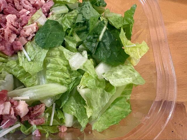 【コストコ ベーコンシーザーサラダ】ザクザクに切ってあるロメインレタス♪家族でシェアしても十分な量があり、パーティーやランチにもぴったりです◎