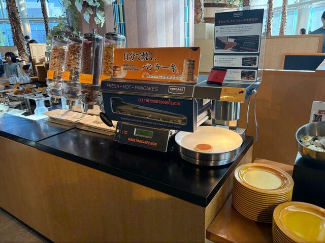 【カフェトスカ モーニングブッフェ】自分で焼けるパンケーキ機が人気！焼きたてを好きなトッピングで楽しめるのが嬉しい◎見ているだけで楽しいコーナー！