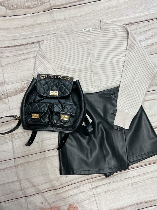 ミニボトムとも相性抜群のカーディガン