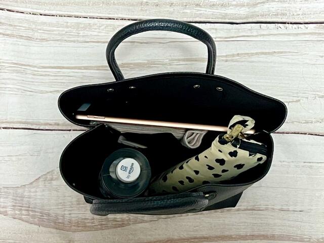 ものを入れてみました！大きい収納スペースには、折り畳み傘やiPadをイン♪