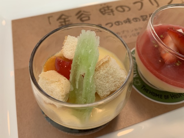 アンゼリカやドレンチェリーなどがトッピングされたプリン