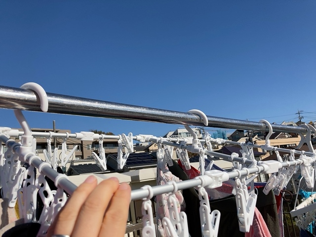 【ニトリ 小さくたためるアルミ角ハンガー(42ピンチ)】両サイドにもフックがあり傾かない