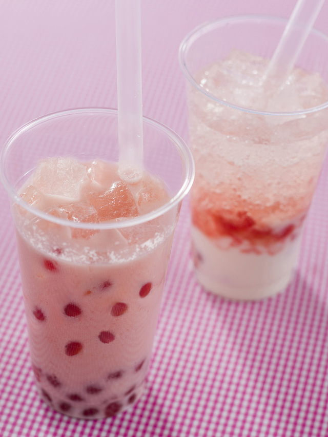 スパークリングタピオカドリンク（ストロベリーヨーグルト） 450円｜ヒューイ・デューイ・ルーイのグッドタイム・カフェ、キャプテンフックス・ギャレー、ボイラールーム・バイツ｜東京ディズニーランド「ベリー・ベリー・ミニー！」スペシャルメニュー