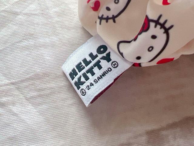 ハローキティのロゴタグつき