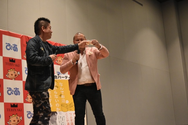 カンパイの掛け声でパーティースタート