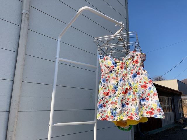 【ニトリ ワゴン型物干しスタンド】干し場に移動することなく、そのままワゴンに干しちゃえます