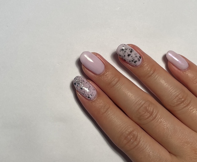 【ダイソー BRGジェルネイル 8グリッターシルバー】一度塗りならワンカラーの色味を残すことができます