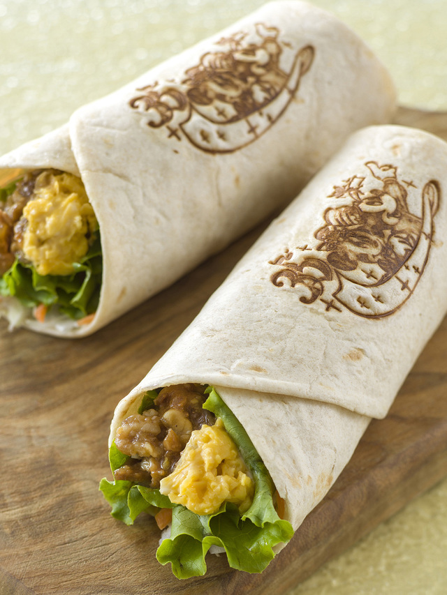 ラップサンド（焼肉＆エッグ） 500円｜東京ディズニーランド「フードブース（アドベンチャーランド側）」｜2018年12月26日〜2019年3月25日｜「東京ディズニーリゾート35周年グランドフィナーレ」スペシャルメニュー