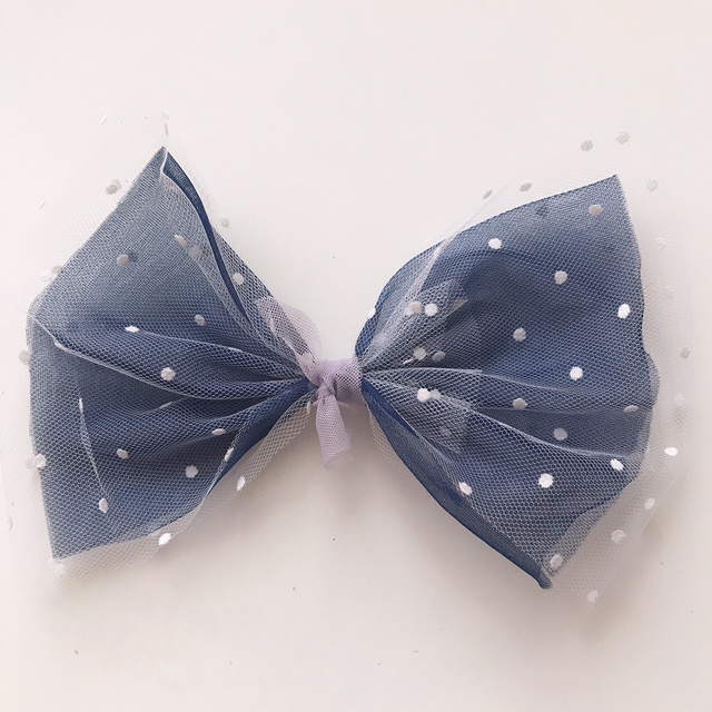 ラバーゴムの上からチュールの切れ端を巻き、後ろで結びます。もしくは手芸ボンドを使ってもかまいません)出来上がったものは、カチューシャに結んでつけたり、Uピンを通したり、ゴムに通したりして完成です。