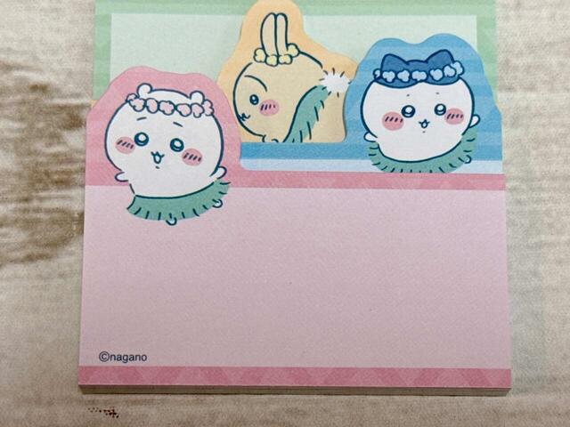 ピンクのちいかわ、ブルーのハチワレ、イエローのうさぎは、見出し部分がダイカットになっているのがかわいいポイント