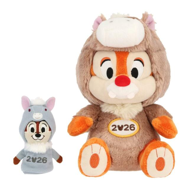 ぬいぐるみ 3,400円|東京ディズニーリゾートお正月グッズ|販売店舗:東京ディズニーランド「グランドエンポーリアム」、東京ディズニーシー「タワー・オブ・テラー・メモラビリア」|発売日:2025年11月17日(月)