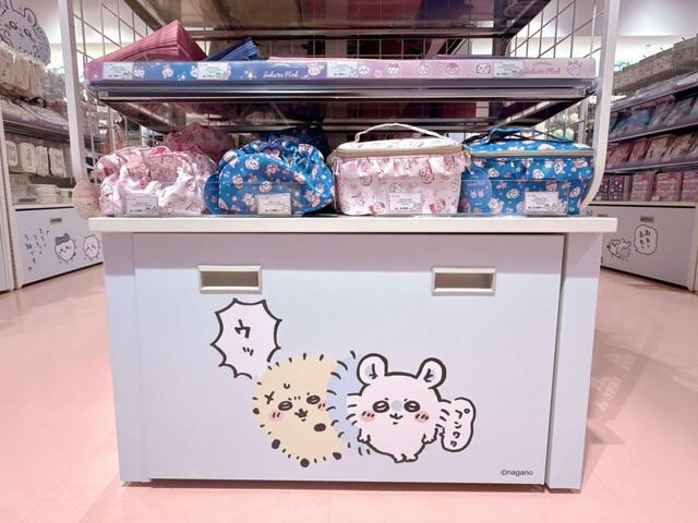 ラッコに尻尾の悪臭を見せつけるモモンガも！