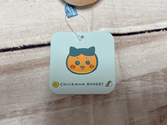 こんがり焼けたハチワレのタグ付きです