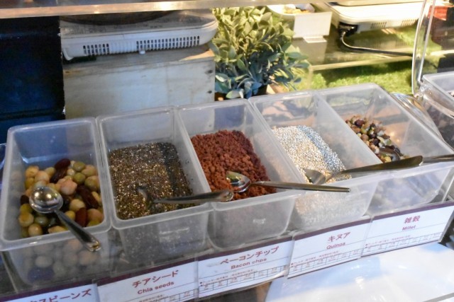 ミレニアム 三井ガーデンホテル 東京／サラダにチアシードやキヌア、雑穀もたっぷり入れて！